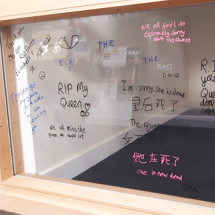 Messages of respect to the late Queen on a mirror