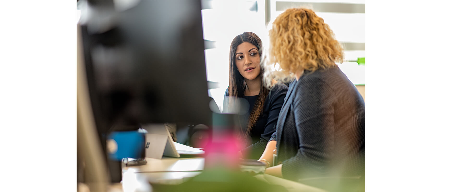 Two employees discussing a project